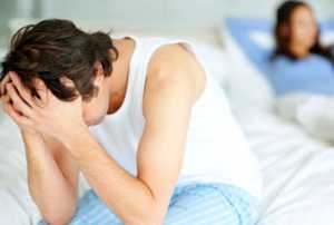 Отчаян мъж, седнал на ръба на леглото, заради проблема си с преждевременната еякулация