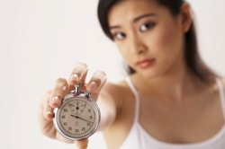 γυναίκα κρατά χρονόμετρο μετρώντας σε πόσο καιρό θα εκσπερματώσει ο σύντροφός της.